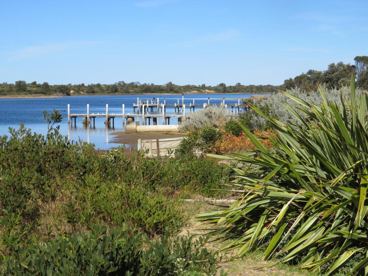 Lakes Entrance Waterfront Cottages With King Beds Esterno foto